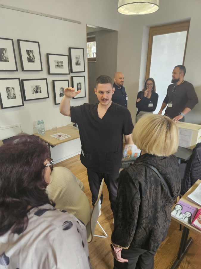 Znakomite spotkanie specjalistów Narodowego Instytutu Geriatrii, Reumatologii i Rehabilitacji w Warszawie z seniorami dzielnicy Mokotów. 2 fot2