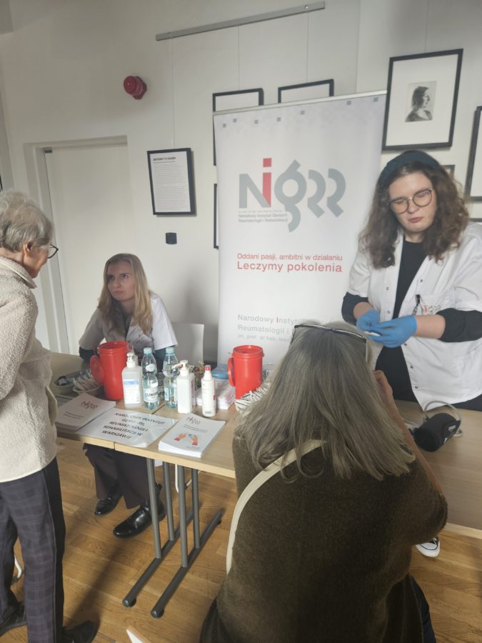 Znakomite spotkanie specjalistów Narodowego Instytutu Geriatrii, Reumatologii i Rehabilitacji w Warszawie z seniorami dzielnicy Mokotów. 3 fot3