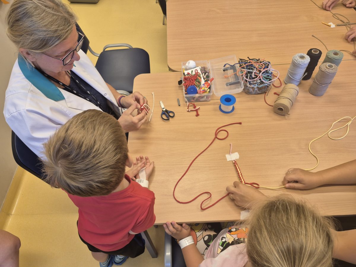 Makrama jako terapia i twórcza zabawa dla dzieci z chorobami reumatycznymi – z zajęć prowadzonych w Narodowym Instytucie Geriatrii, Reumatologii i Rehabilitacji korzystają Pacjenci Kliniki Reumatologii Dziecięcej.