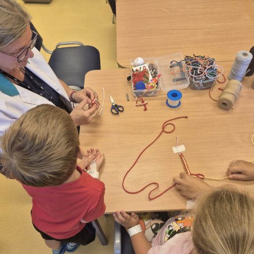 Makrama jako terapia i twórcza zabawa dla dzieci z chorobami reumatycznymi - z zajęć prowadzonych w Narodowym Instytucie Geriatrii, Reumatologii i Rehabilitacji korzystają Pacjenci Kliniki Reumatologii Dziecięcej.