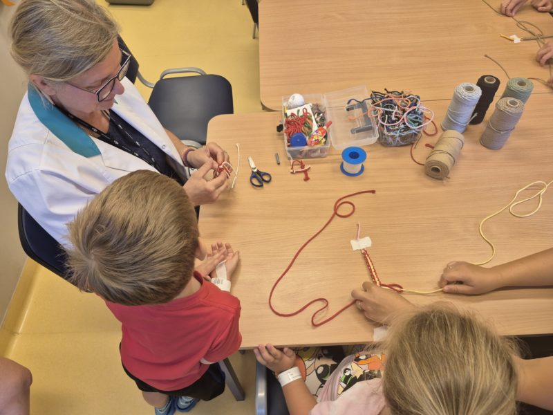 Makrama jako terapia i twórcza zabawa dla dzieci z chorobami reumatycznymi – z zajęć prowadzonych w Narodowym Instytucie Geriatrii, Reumatologii i Rehabilitacji korzystają Pacjenci Kliniki Reumatologii Dziecięcej.