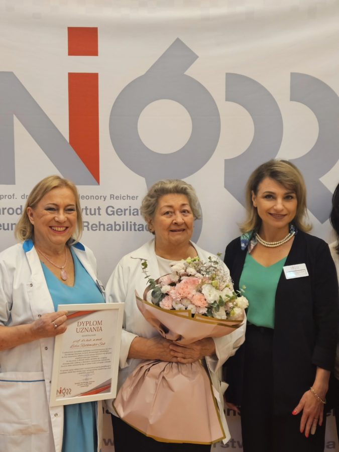 Wzruszenie, podziw, wyrazy ogromnego szacunku - mieliśmy zaszczyt podziękować prof. dr hab. n. med. Lidii Rutkowskiej-Sak za … 53 lata pracy w Narodowy Instytut Geriatrii, Reumatologii i Rehabilitacji w Warszawie! 2 prof sak2