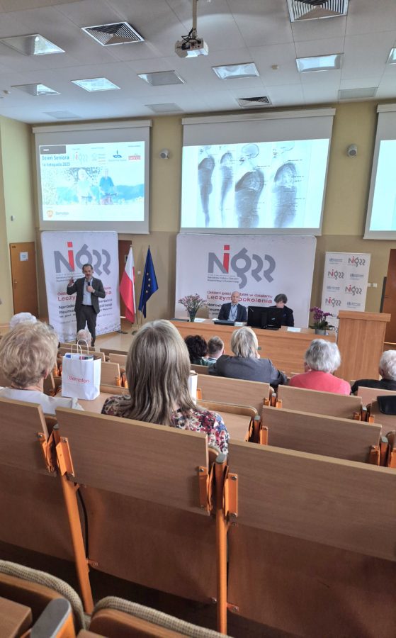 Pomagamy, edukujemy, rozmawiamy - w NIGRiR odbyła się konferencja z okazji Światowego Dnia Seniora. 5 senior 5