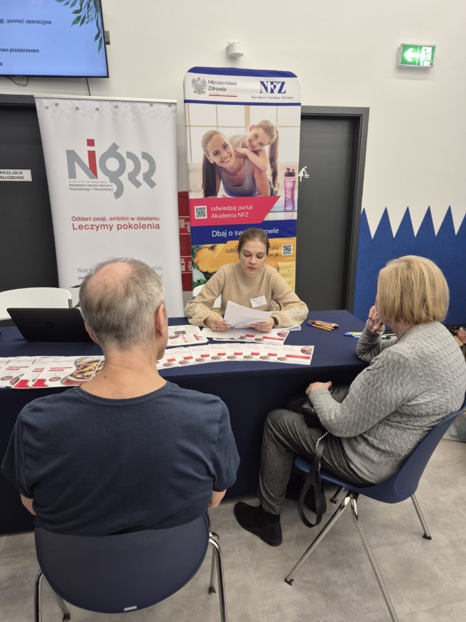 „Instytut Otwarty” NIGRiR na spotkaniu z seniorami w siedzibie Mazowieckiego Oddziału NFZ. 2 20251210 121345