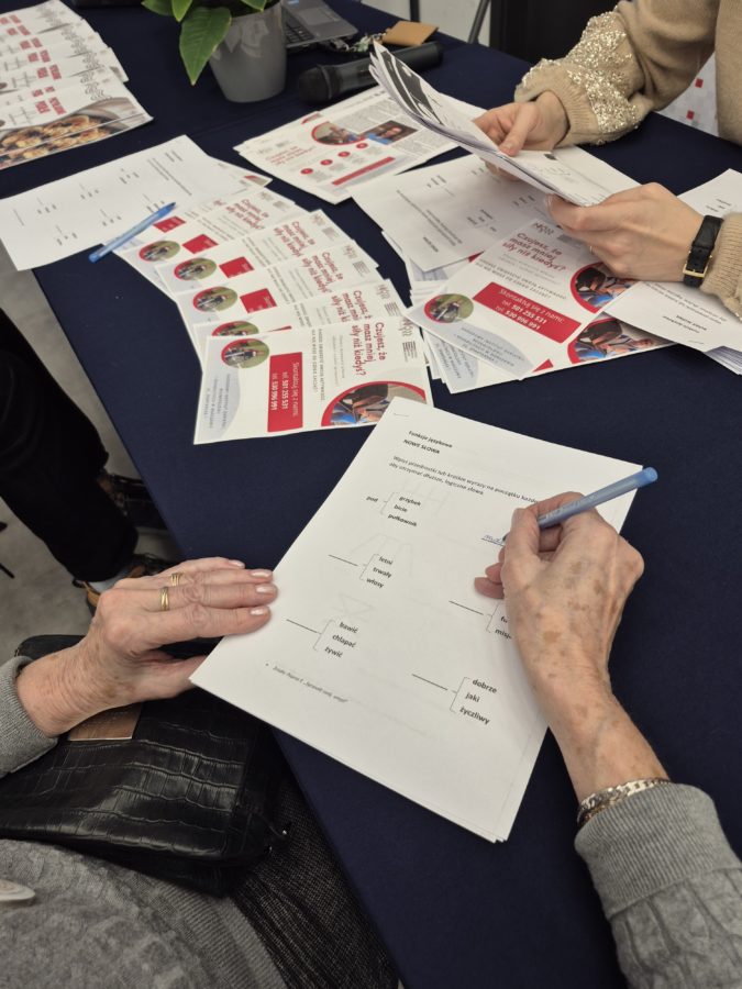 „Instytut Otwarty” NIGRiR na spotkaniu z seniorami w siedzibie Mazowieckiego Oddziału NFZ. 3 20251210 121516