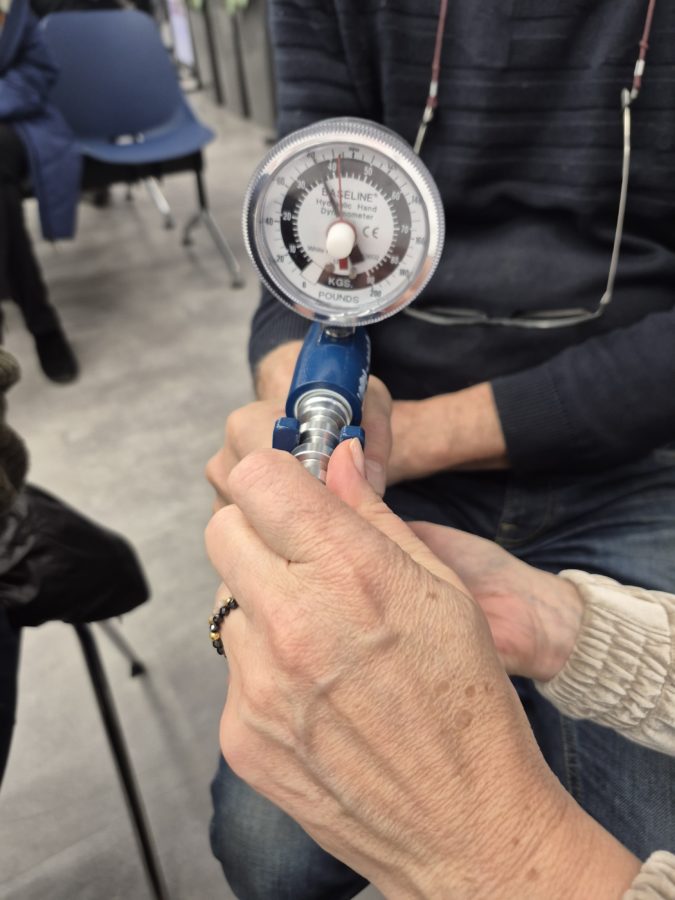 „Instytut Otwarty” NIGRiR na spotkaniu z seniorami w siedzibie Mazowieckiego Oddziału NFZ. 5 20251210 131335