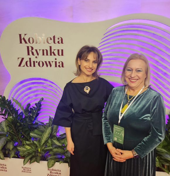 Kobiety Rynku Zdrowia – z dumą informujemy, że Izabela Marcewicz-Jendrysik, dyrektor Narodowego Instytutu Geriatrii, Reumatologii i Rehabilitacji i prof. Brygida Kwiatkowska, zastępca dyrektora NIGRiR i kierownik Kliniki Wczesnego Zapalenia Stawów, znalazły się na prestiżowej liście 100 liderek, które realnie wpływają na system ochrony zdrowia. To ogromne wyróżnienie i docenienie wkładu w rozwój Instytutu – przede wszystkim dla dobra Pacjentów.